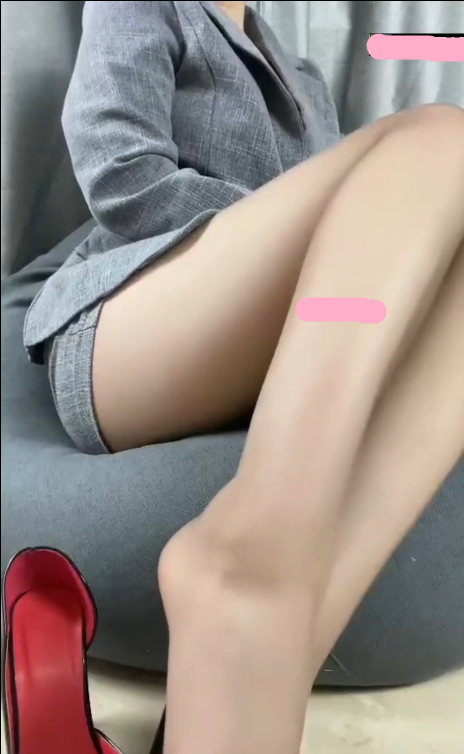 反差长腿御姐露脸母狗 侧空高跟鞋 透明丝袜 包臀裙秘书制服 M腿姿势假鸡巴插嫩逼 捏奶头 1V344M百度盘