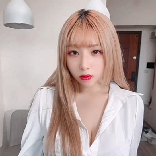 反差微胖萝莉艾玛Emma cos上司勾引下属 黑丝足交 啪啪