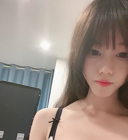 极品尤物【乔乔】颜值女神下海！粉嫩美乳超棒身材，齐逼牛仔短裤