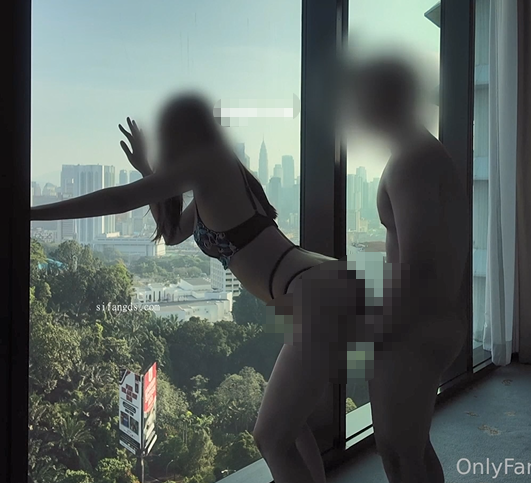 清晨在酒店刚醒，被单男拉到落地窗前啪啪