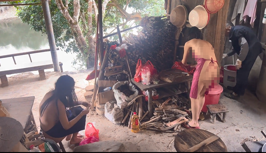 1715 天花板露出狂人御姐【cikaimoon】最新作品，联手闺蜜全裸下乡帮大爷做饭干活送温暖-福利岛