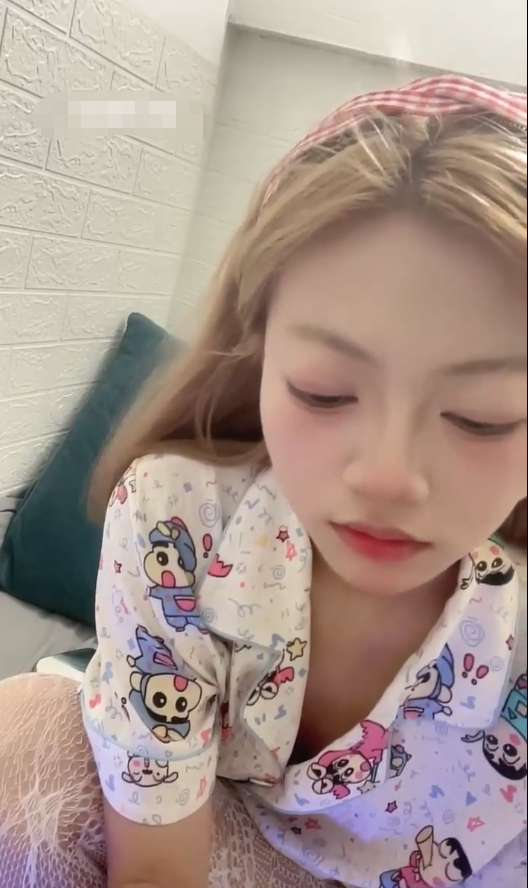 1812 新人！最顶级校花来了！美到炸～【甜甜】，清纯小妹妹，要把自己给插得翻白眼了，太爽太刺激了！2v
