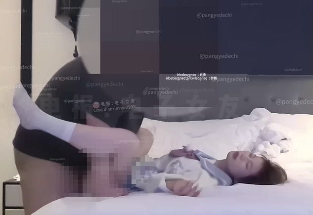 2677 约炮大神,【胖爷的奇妙之旅】,最新19岁大学生,美腿黑丝,+乖巧蓝色JK 2v