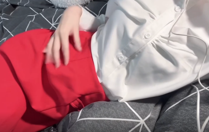 诗恩 诗妍 红色短裙 白衬衫制服 爱抚全身 长腿诱惑 手指抠逼 淫水浸湿小穴！2V272M百度盘