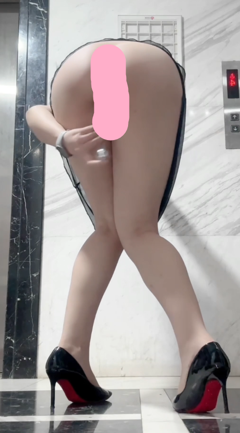 小怡奈奈 – 新作 [300门槛] 13分钟 开档瑜伽裤楼梯口露出  3V568M百度盘