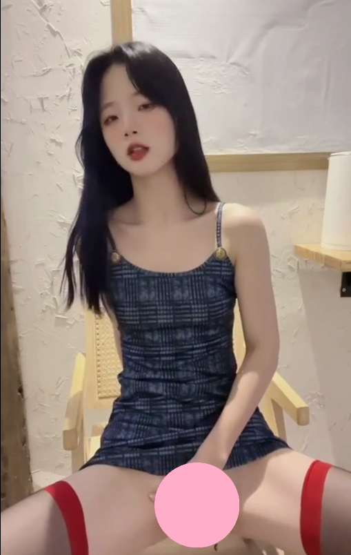 高颜值淫荡反差女网红，长腿御姐，红边透明黑丝，吊带连衣裙，在椅子上抠逼捏奶，诱惑自慰！  1V121M百度盘