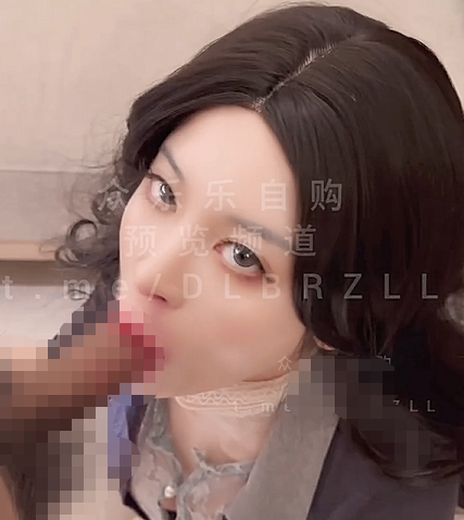 桉X#lananlanan 520单购《给你点颜射看看》极度淫荡骚秘书，高清脸穴同框自慰，白嫩美足极限勾引，诱惑眼神深喉口交，最后被射在脸上，还用涩涩的眼神看着你，真的受不了！