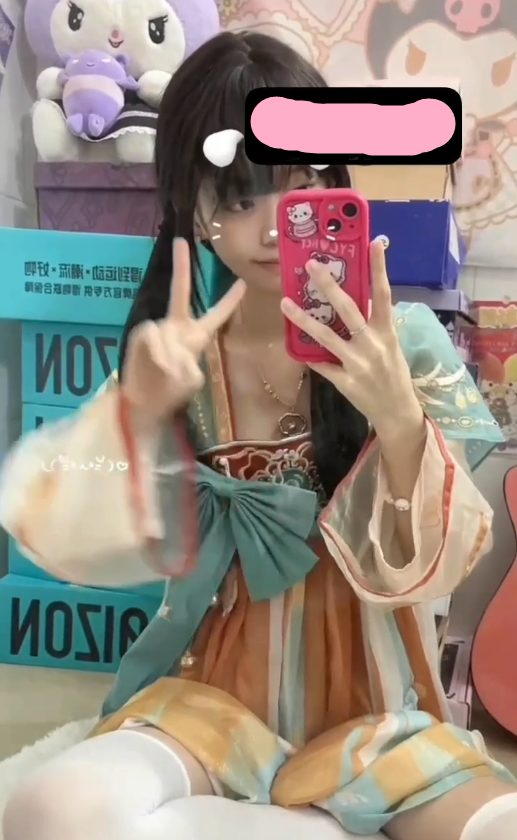 露脸反差双马尾小母狗，穿白丝过膝袜，cos服，对镜自拍，印花内裤诱惑，玉足诱惑，钢笔插逼！ 1V164M百度盘-福利岛