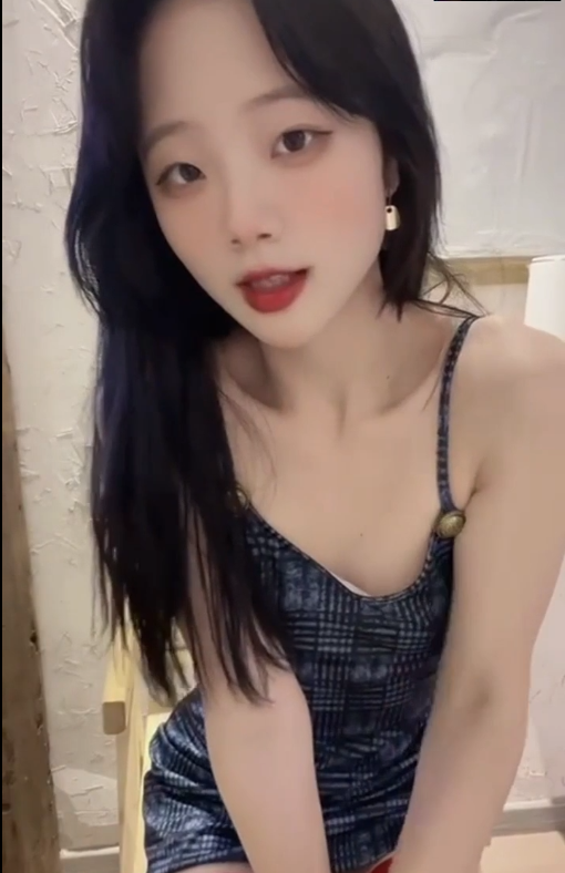 高颜值淫荡反差女网红，长腿御姐，红边透明黑丝，吊带连衣裙，在椅子上抠逼捏奶，诱惑自慰！  1V121M百度盘