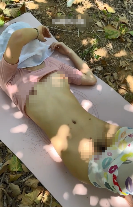 两个学生妹野外露出