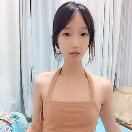 【小悦宝】校花学妹~!清纯学生服~掰穴特写~新道具自慰~清纯反差婊