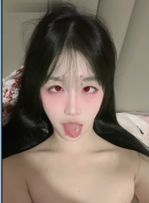 反差纹身露脸小母狗！撕开透明黑丝，漏出小奶子，凑到镜头面前假鸡巴插嫩逼！舌钉诱惑！1V128M百度盘