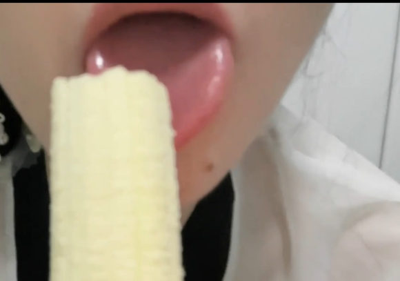 纱雾沢_吃香蕉咀嚼音+手指发声+指甲敲击_碎花衣服抓挠发声_1V279M百度盘
