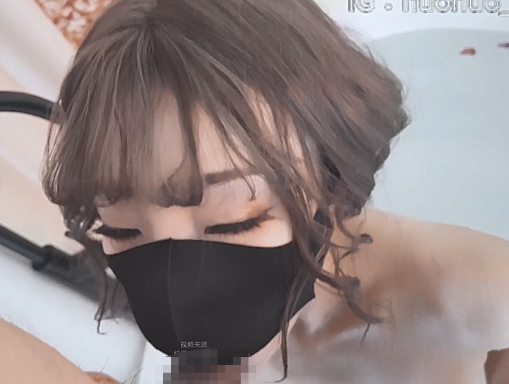 诺诺 9.2号 一早闹钟响室友就开始不安分一直摸来摸去不让睡，就想把鸡巴放进诺诺的穴里面，啊..诺诺被弄的好想要...哥哥操我...好爽