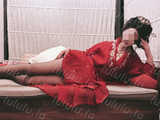 【会喷水的亲姐姐】 哄骗亲姐户外游玩穿上汉服旅拍,实际上是想爆操她