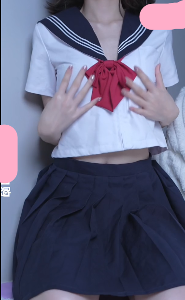 小桃 水手学生制服 百褶裙 白衬衫红色领带 黑色印花蕾丝内衣 蕾丝丁字裤 脱光后假鸡巴弹力插自慰 1V198M百度盘