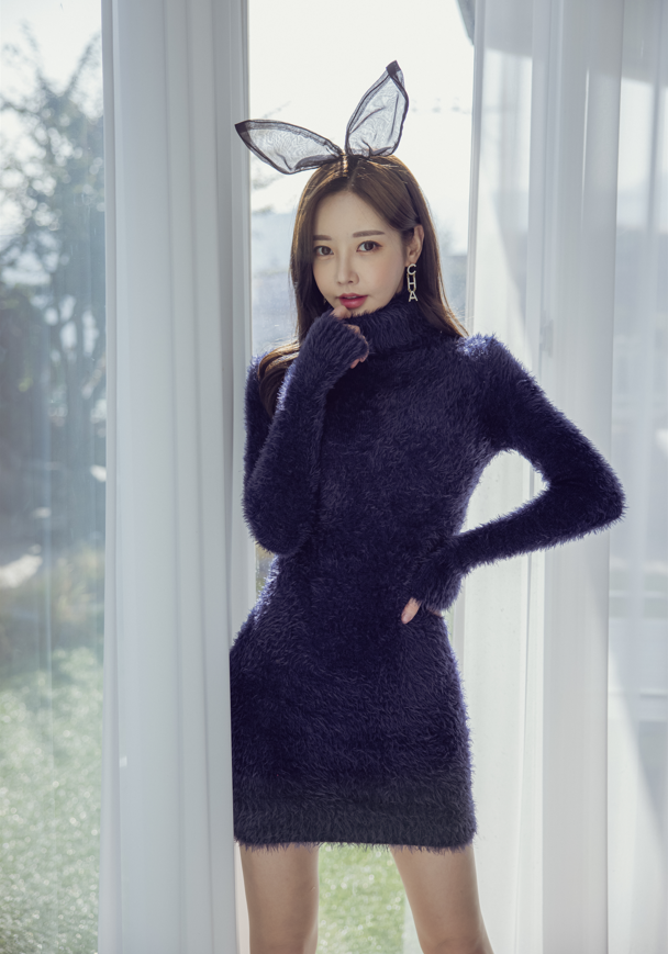 孙允珠 NO.2 - 深蓝毛绒高领包臀裙 【45P955M】