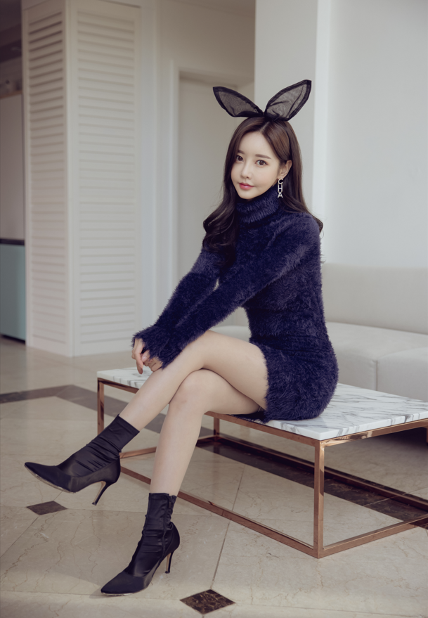 孙允珠 NO.2 - 深蓝毛绒高领包臀裙 【45P955M】