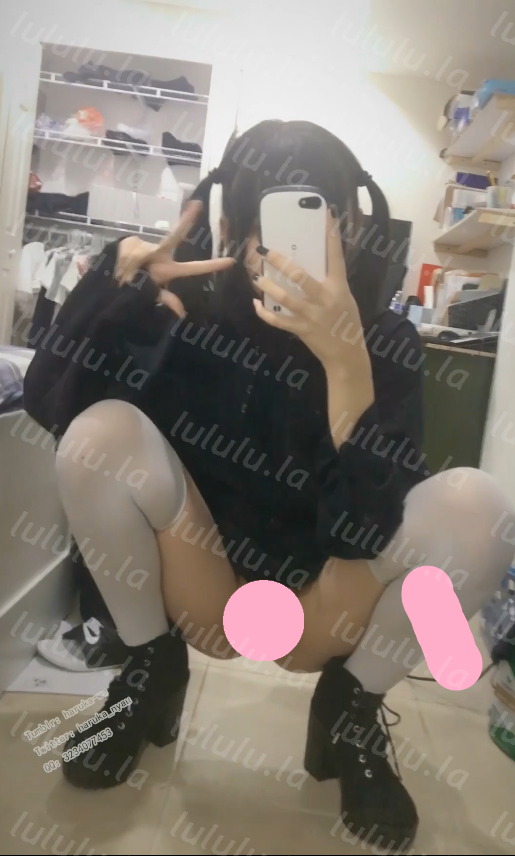 悠宝 tusiww – 超稀缺顶级白虎萝莉最新千元定制流出，口罩勒胸白丝过膝袜马丁靴棒球服对镜拍自慰扣穴  41P1V446M百度盘