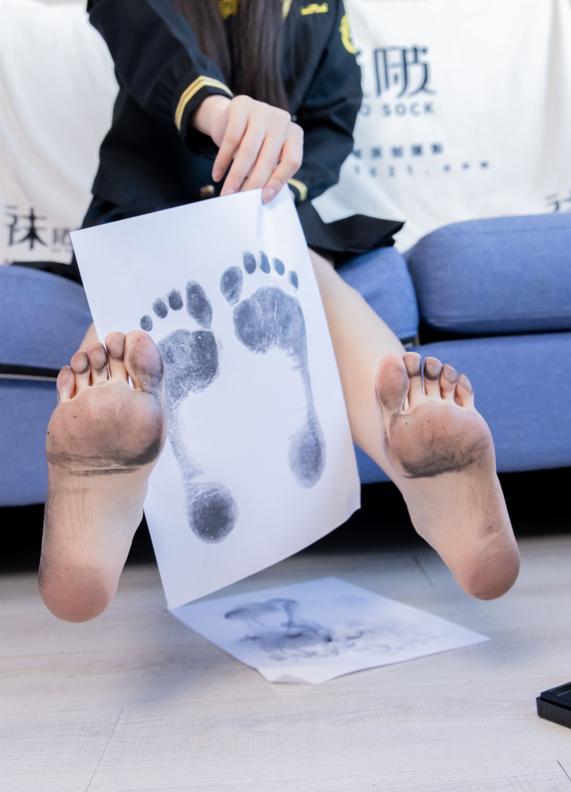 [BoBoSocks袜啵啵] NO.450 甜甜圈 - 皮鞋、白丝、裸足、裸足印泥踩脚印剧情 【142P1V1.6G】