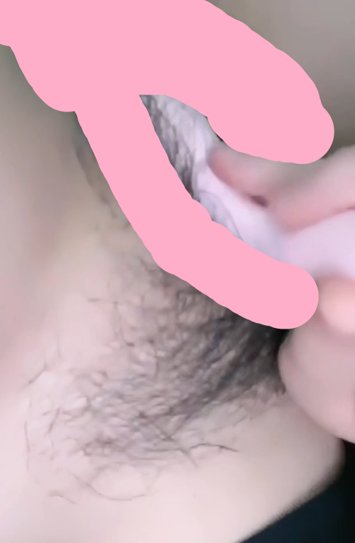 露脸反差高颜值美女，半脸红唇诱惑，黑色吊带大奶诱惑，黑色短裙，自慰棒插骚逼自慰！1V135M百度盘