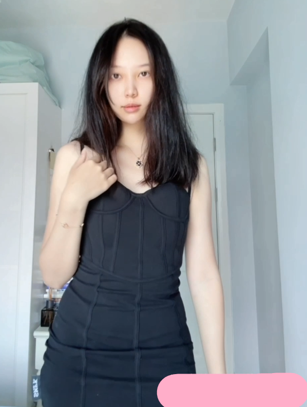 反差露脸母狗,穿紧身包臀吊带裙,黑色高跟鞋,黑色透明黑丝连裤袜,自慰棒插逼,高潮喷水!  1V758M百度盘