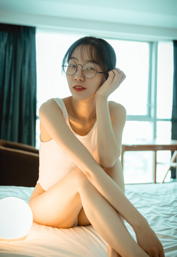 高颜值反差婊美足踩屌撸管 PKG-眼镜娘 大尺度私拍【125P879M】