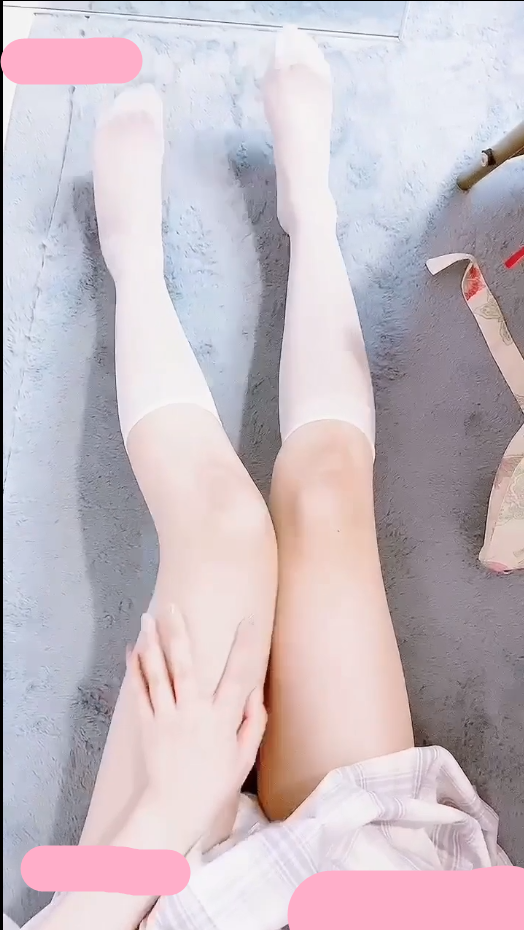 长腿反差嫩妹，穿白丝小腿袜，粉色jk制服，揉大奶头，脱下白色内裤，手指抠逼，道具插出大量白浆！1V271M百度盘