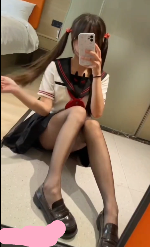 淫荡反差小luoli，jk水手制服，撕开黑丝，扒开内裤，假鸡巴插骚逼，手指扣阴蒂，流一地水！ 1V182M百度盘