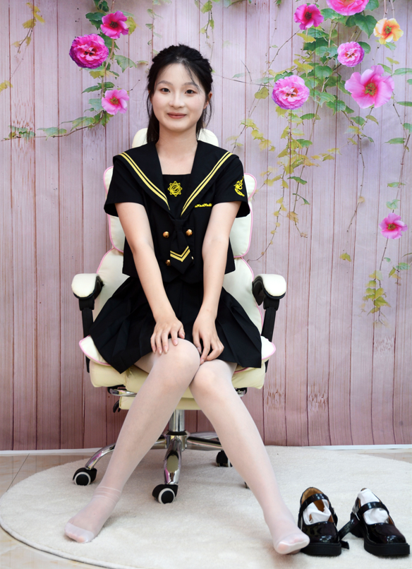 初夏女神 - 安妮 - 展示了她性感的39码白丝短裙 【100P1V724M】
