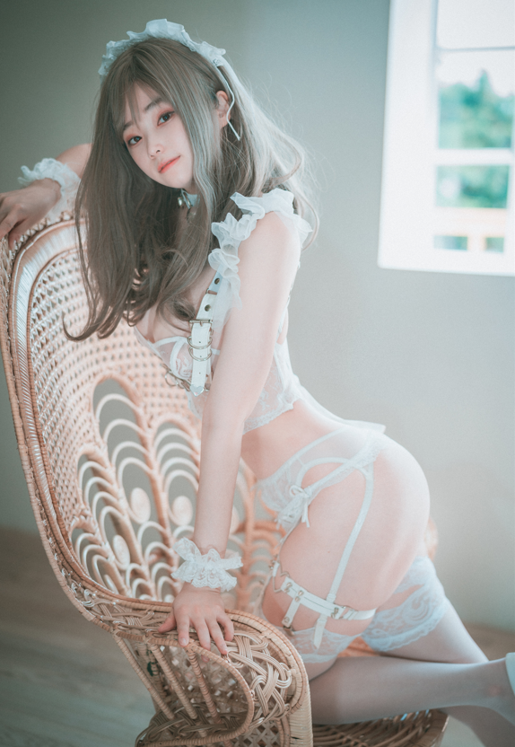 DJAWA Photo Vol.0009 Bambi (밤비) “Reine de Blanc (A+B-side)” 【105P1.1G】