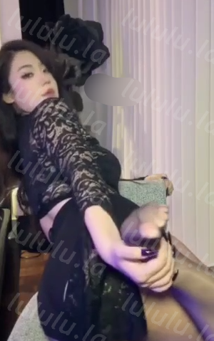 抖音微博百万粉妖艳肥臀女神-亚亚亚辰-千元超大尺度私拍（8V,640M）