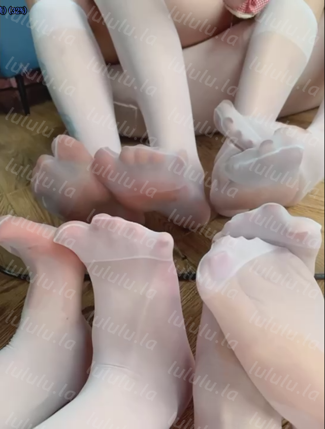 【新-足控】抖音鱼饼饼-双人小腿袜裸足高跟假鸡鸡模拟足交【3V】【118MB百度云】