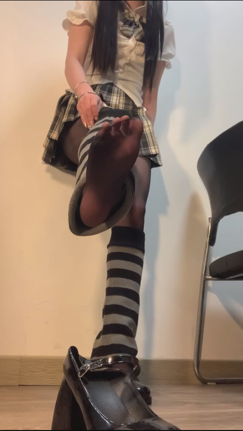 【新-足控】推特黑魔仙-定制视频【11V】【164MB百度云】