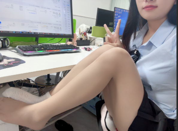 推特极品福利姬-小怡奈奈 -新 自慰福利（1P,1V,704M）