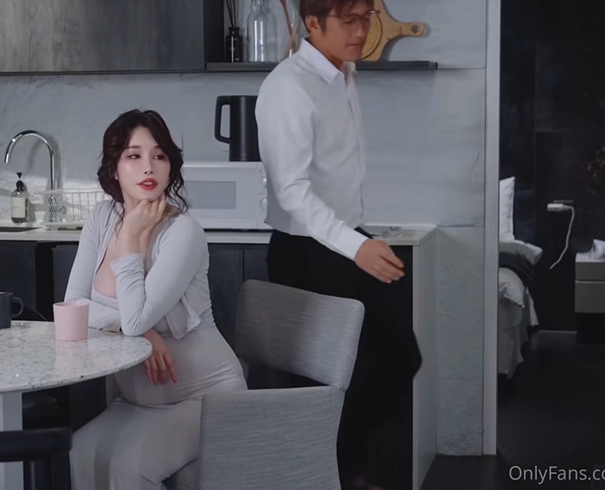 超级骚鸡女神-辛尤里-of原版新  猥琐男的偷窥 1（1V,781M）