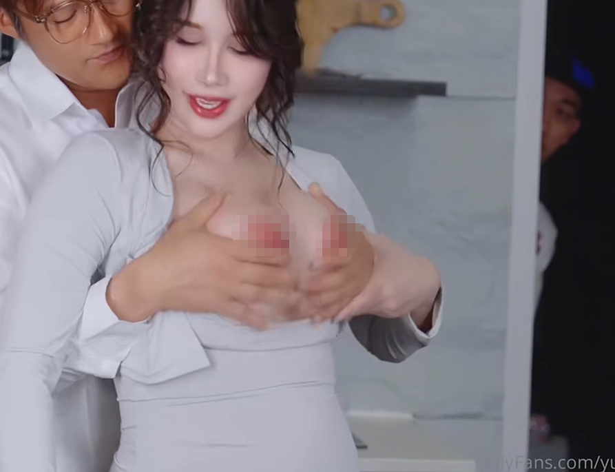 超级骚鸡女神-辛尤里-of原版新  猥琐男的偷窥 1（1V,781M）