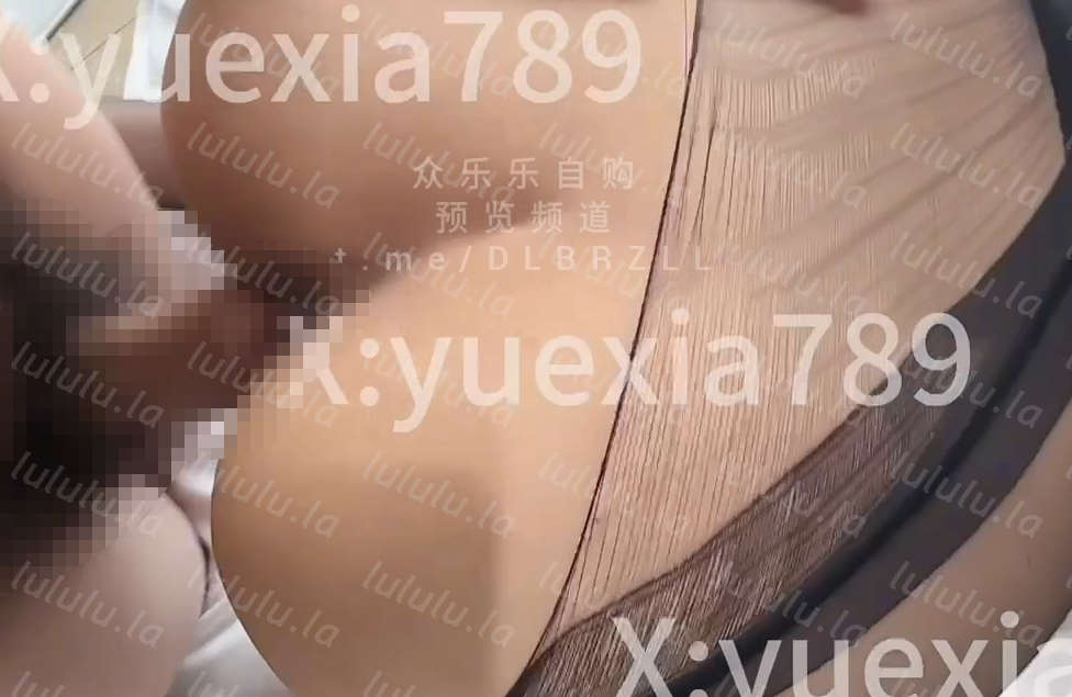 极品骚婊-玥下 (yuexia789)-9.7新 JK制服诱惑3P，一边口交一边被操（1V,340M）