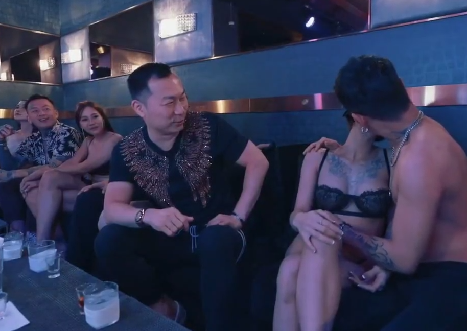 台湾约啪大神-小哥哥东游记-泰国伴游俱乐部带妹子车里搞（1V,851M）-福利岛