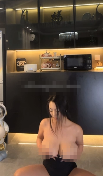 抖音百万粉巨乳御姐-小熊软糖（温可儿）-1对1高价定制自慰（4V,924M）