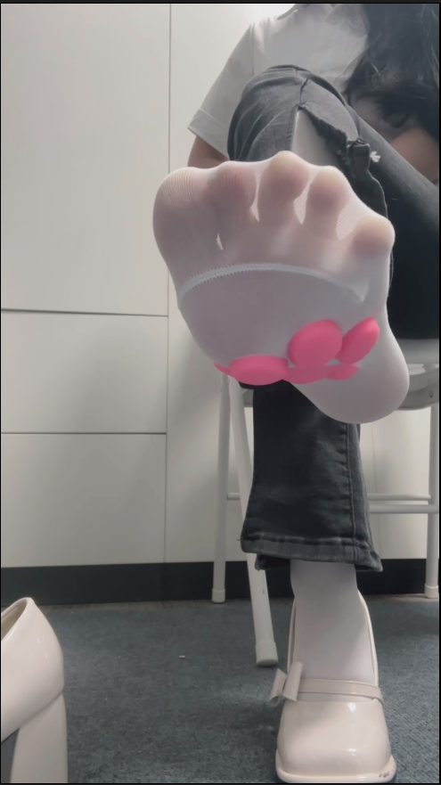 【新】抖音爱吃猪脚饭-牛仔裤猫爪白丝裤里丝高跟秀足隔内裤自慰【1V】【398MB百度云】