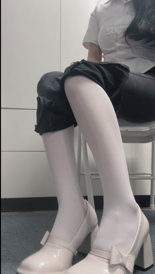 【新】抖音爱吃猪脚饭-牛仔裤猫爪白丝裤里丝高跟秀足隔内裤自慰【1V】【398MB百度云】