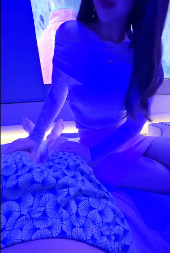 海角人气姐弟-会喷水的亲姐姐-新 去姐姐的足浴店包间内撩的欲火焚身（1V,596M）