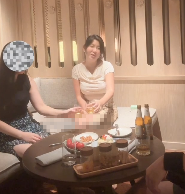 超骚巨乳嫩模女神-李雅-新  老婆和情人一起服侍男主，一男两逼共舔一鸡（1V,318M）