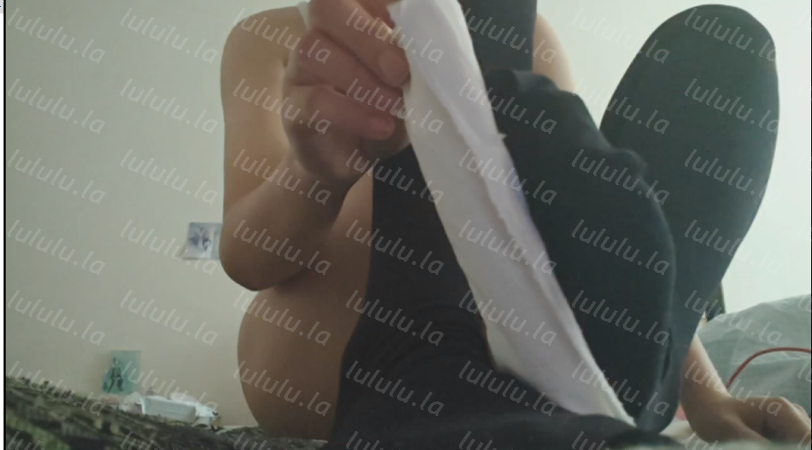 【新-足控】推特转转-死库水 黑过膝袜 穿袜 秀足 羞辱 倒计时【2V】【212MB百度云】