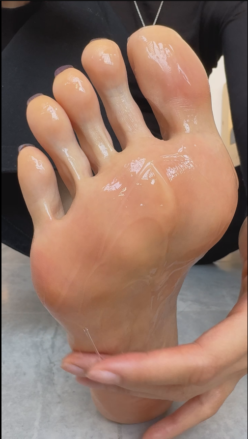 【新-足控】b站UP黄月亮花季-新裸足脚趾玩假勾八【1V】【711MB百度云】-福利岛