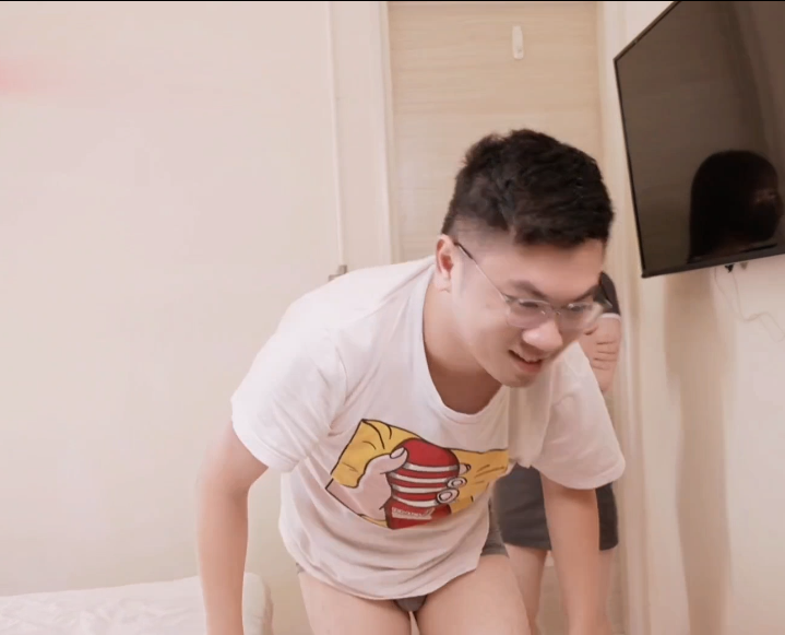 极品新人萝莉-快乐-出轨差点被发现，为了安抚男友洗鸳鸯浴！（1V,1.25G）