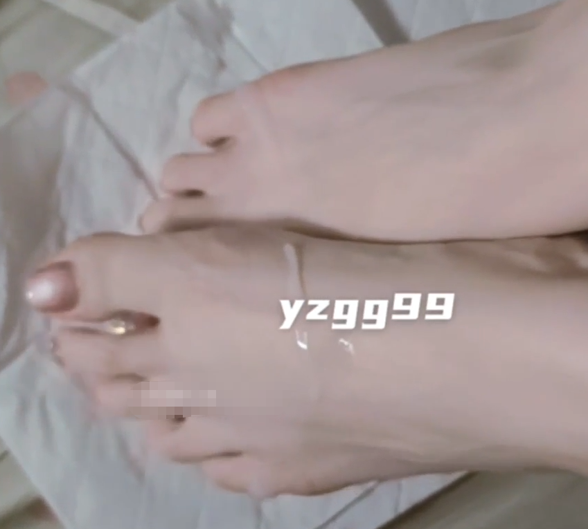 极品萝莉嫩妹-养只果果（ yzgg99）-10.20新   多人运动喷水足交（5V,3.4G）