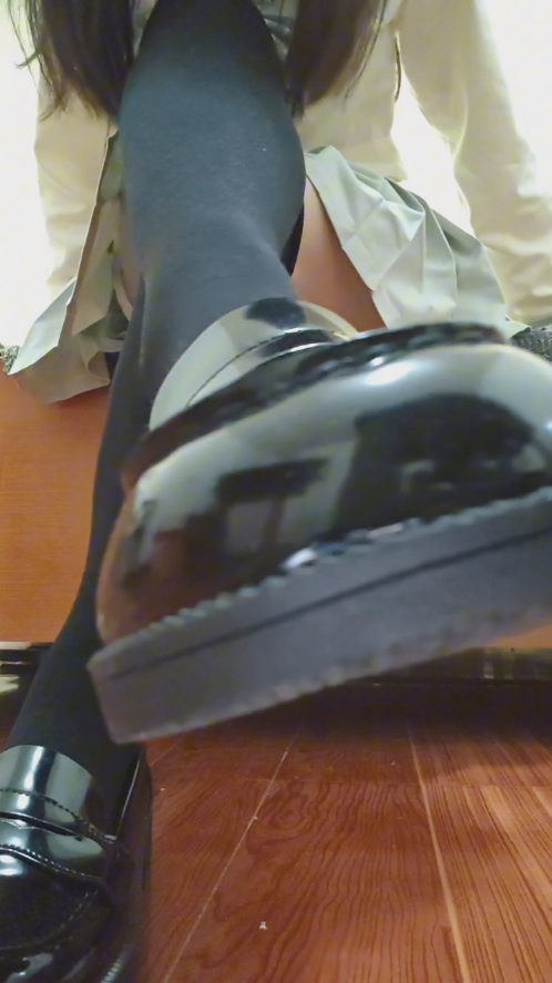 【新-足控】推特转转-jk小皮鞋黑过膝袜裸足秀足羞辱倒计时【1V】【339MB百度云】-福利岛