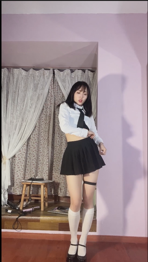 【新】B站up立盐盐-最新露毛脱衣舞 高价定制3V 极限诱惑【3V】【788MB百度云】